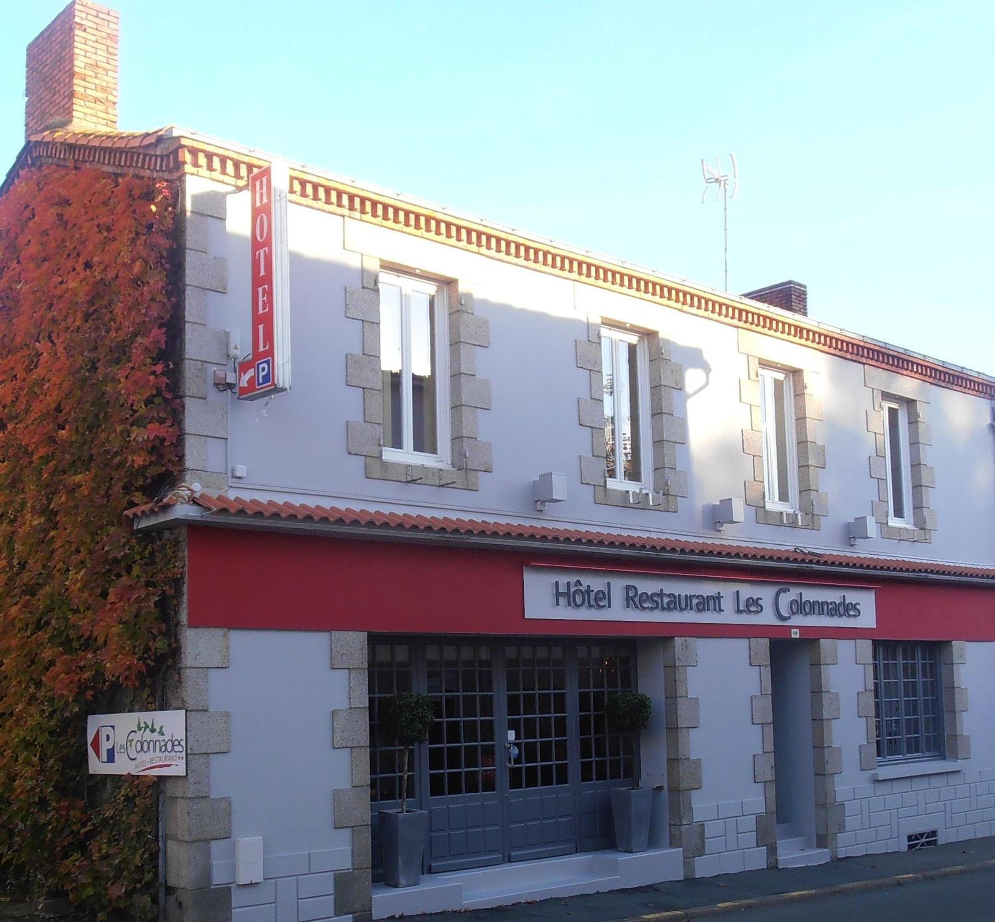 Hotel-Restaurant Les Colonnades Saint-Fulgent Eksteriør billede