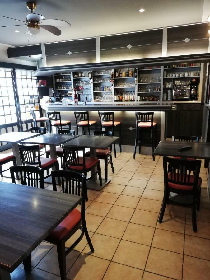 Hotel-Restaurant Les Colonnades Saint-Fulgent Eksteriør billede